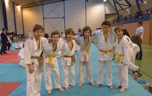 Sur la photo ci-jointe, de gauche à droite:

   Pierre (Baudin), Mathis, Nicolas, Davy, Matthieu et Alexandre

 